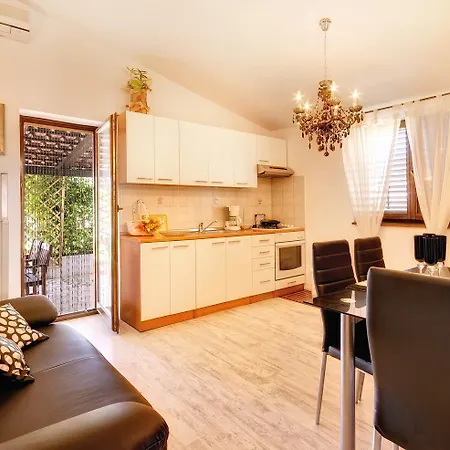 Mit Aussenpool, Klimaanlage, Wlan Und Grillanlage Apartment Pula